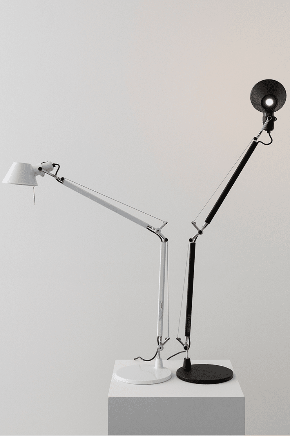 Tolomeo Stehleuchte von Artemide in weiß und schwarz
